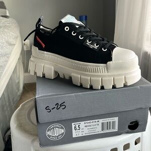 Brand new Palladium Revolt Lo Women’s 6.5 sneaker
